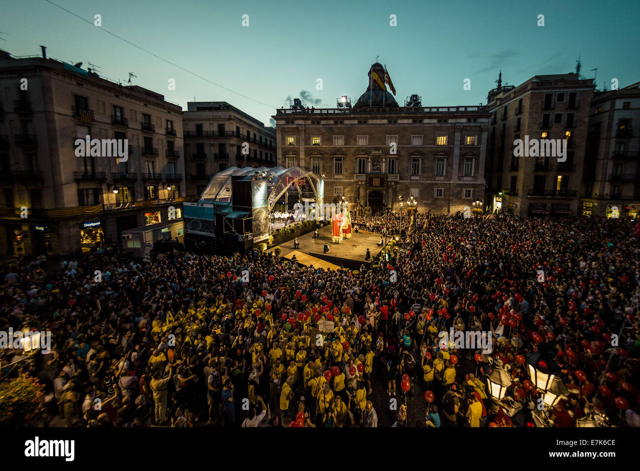 Giant festival puppets spain hires stock photography and images Alamy