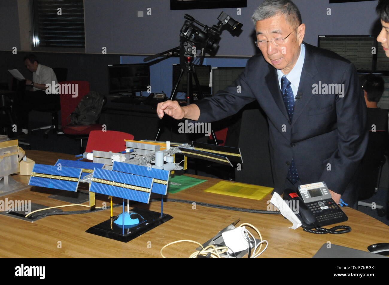 (140920) -- GENEVA, Sept. 20, 2014 (Xinhua) -- Nobel laureate Samuel Ting stands beside a model of the International Space Station (ISS) in the laboratory in Geneva, Switzerland, Sept. 18, 2014. The Alpha Magnetic Spectrometer (AMS) team led by Ting announced on Thursday new results in the search for dark matter, shedding more light on the dark matter existence. Cosmic rays are charged high-energy particles that permeate space. The AMS, a particle physics detector installed on the ISS, is designed to study them before they have a chance to interact with the Earth's atmosphere. (Xinhua/Shi Ji Stock Photo