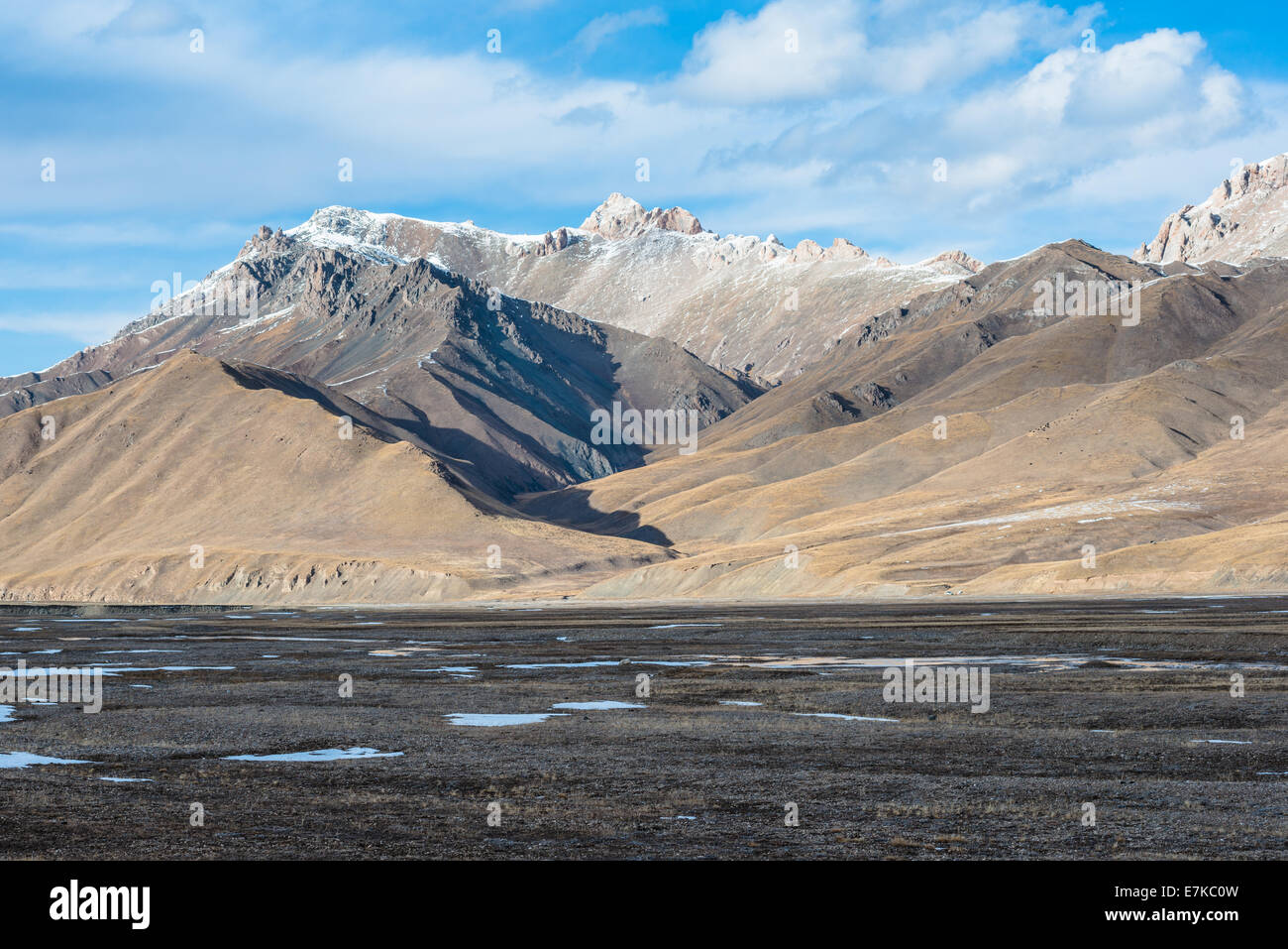 Beautiful Tibetan landscape with frozen lakes, snowy mountains and cloudy sky at Qinghai province Stock Photo