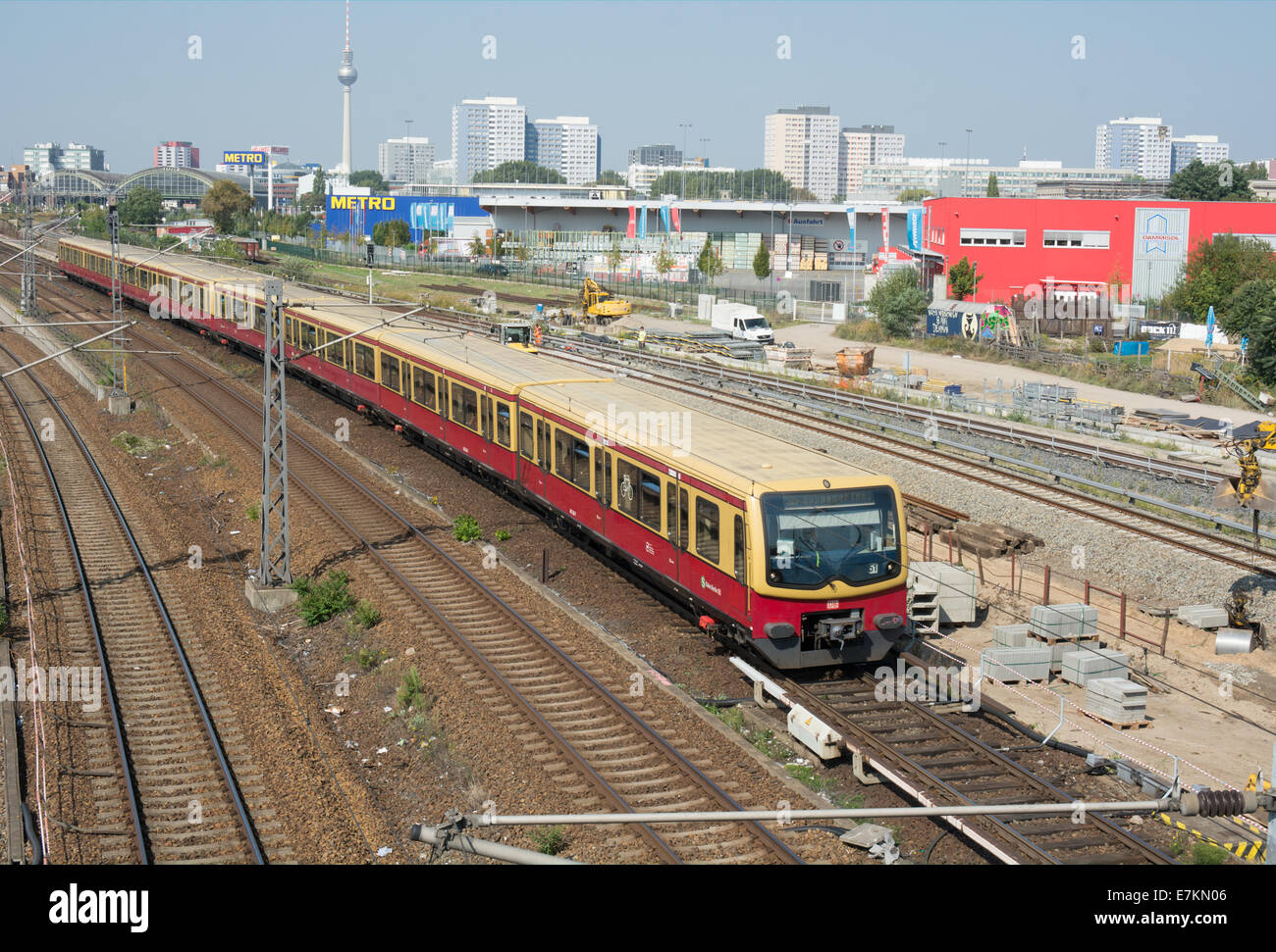 Train station warschauer strasse hi-res stock photography and images - Alamy