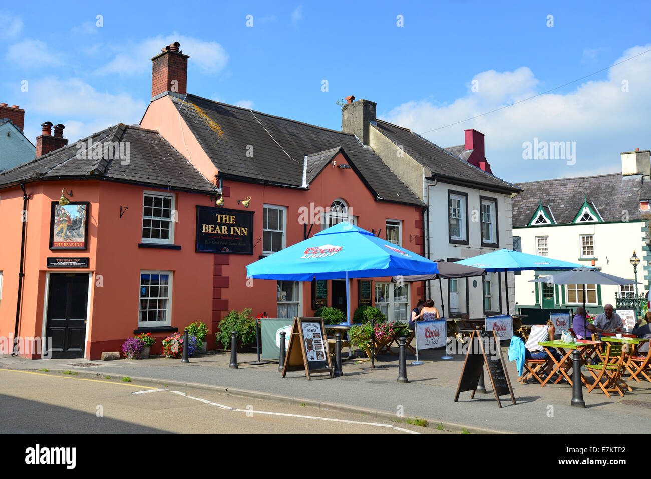 The Bear Inn, Market Square, Llandovery (Llanymddyfri), Carmarthenshire (Sir Gaerfyrddin), Wales, United Kingdom Stock Photo