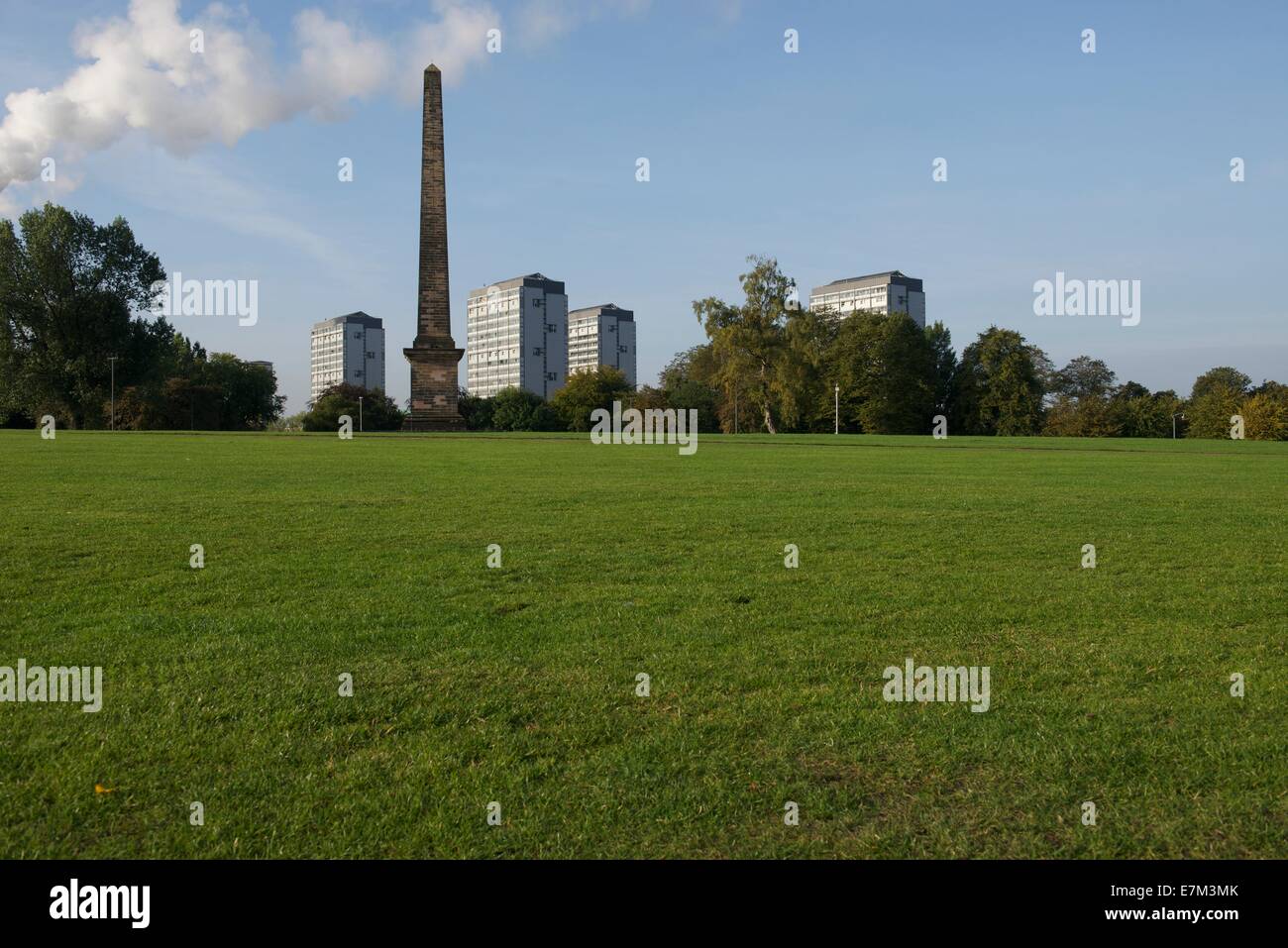 The Nelson Monument in Glasgow Green with high flats of the Gorbals in the distance. Stock Photo