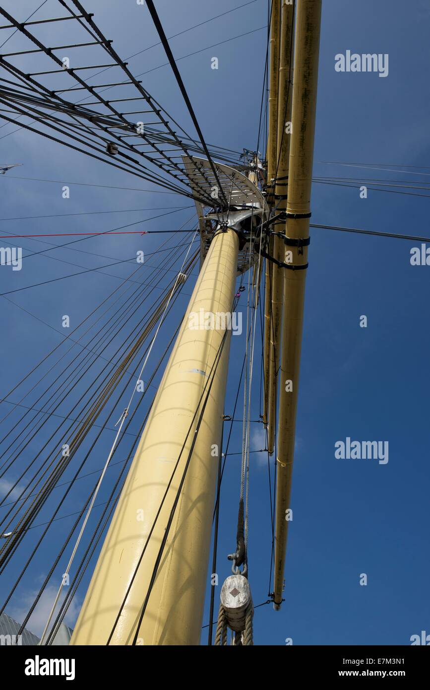Mast and spars of the Glenlee sailing ship at the Riverside Museum