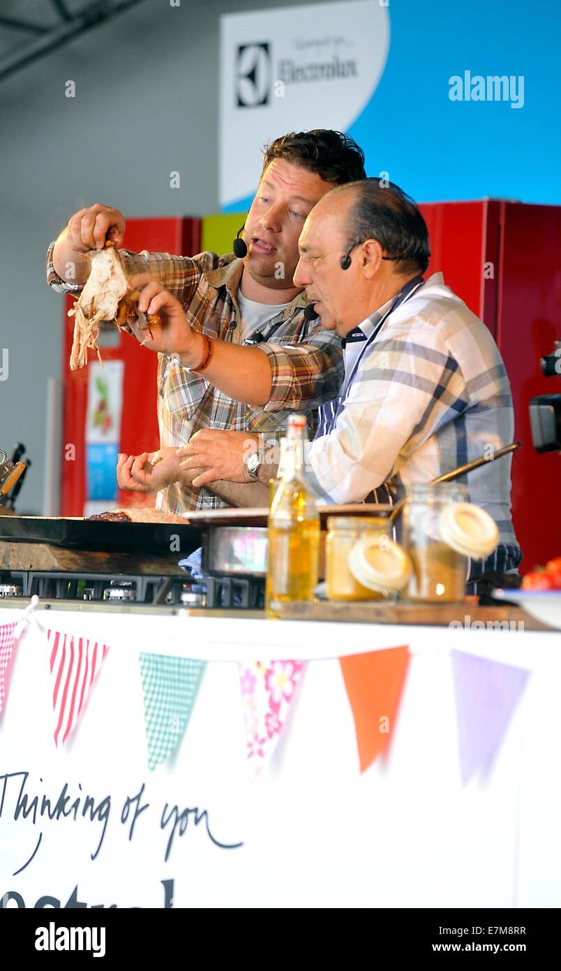 Jamie Oliver and Gennaro Contaldo cooking demo in The Big Kitchen at the big feastival held at Alex James?? farm near Kingham, O Stock Photo