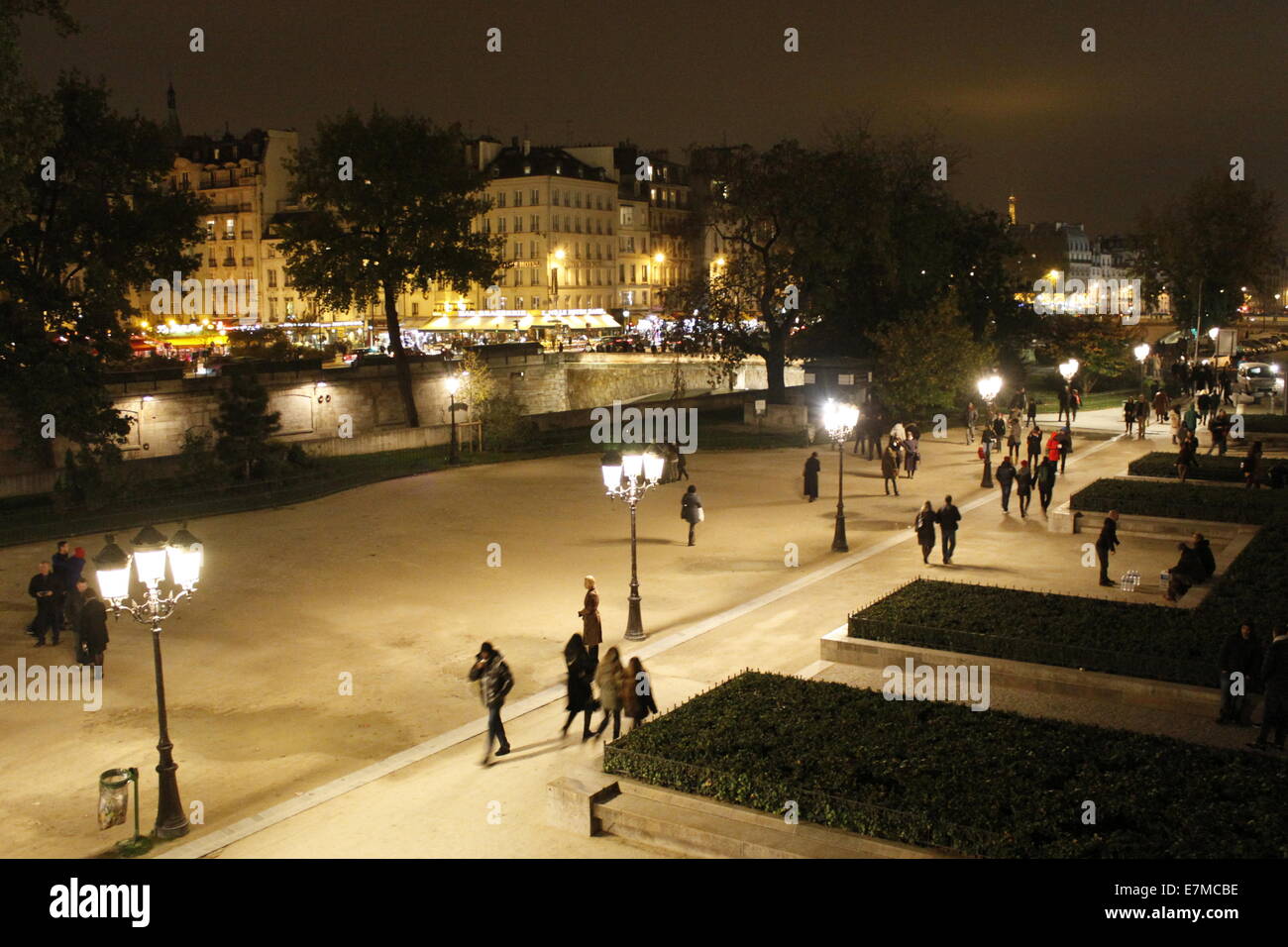 Street scene by night in the city of Paris near Notre-Dame de Paris ...
