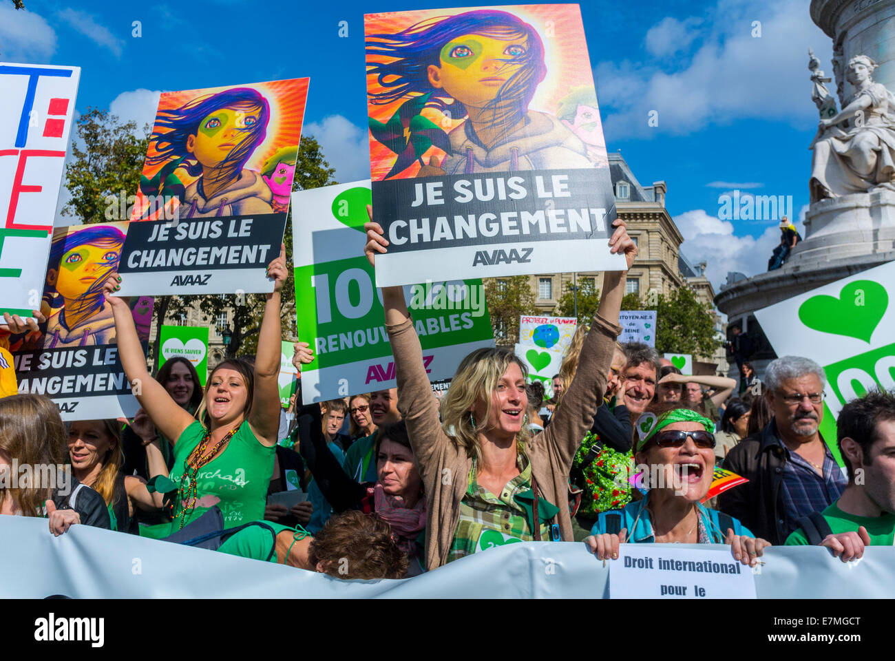 Paris, France. Women Activists Holding French protest poster  at  Public Demonstration, International UN Climate Change protest sign, international NGO  'I am the Change' (AVAAZ) Large Crowd people Front, street, demonstration protests, international Politics Stock Photo