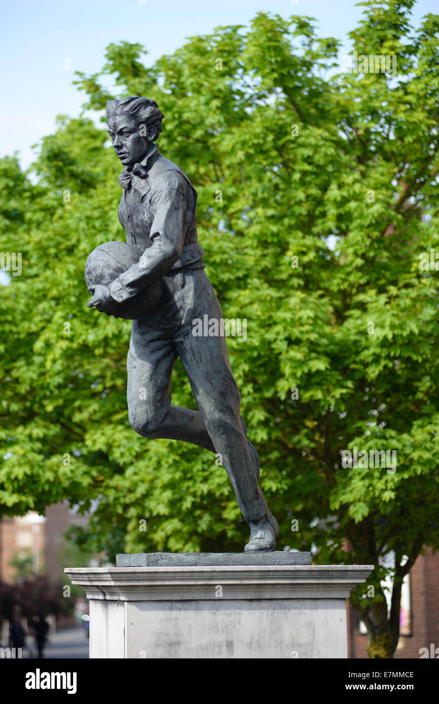 William Webb Ellis statue, outside Rugby School, Rugby, Warwickshire. The former schoolboy was the founder of the sport of rugby Stock Photo