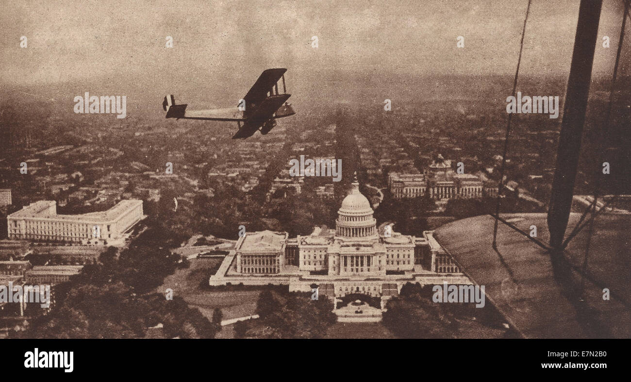 Martin bomber beginning its flight around the edge of the USA, 1919.  Here in Washington, DC with the Washington Memorial in the background Stock Photo