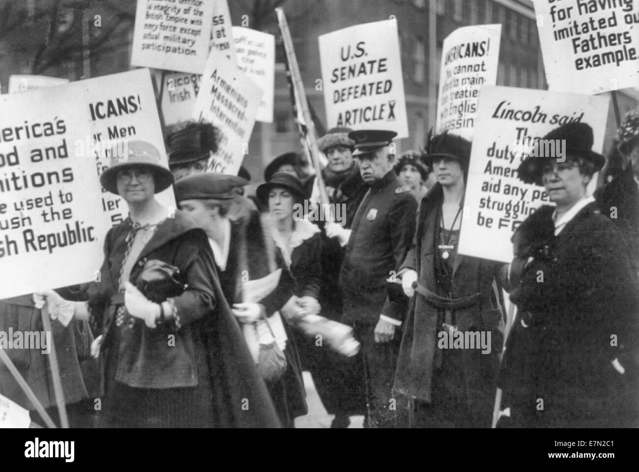 Picketers: America's Food and Munitions are used to crush the Irish Republic, Protest, circa 1920 Stock Photo