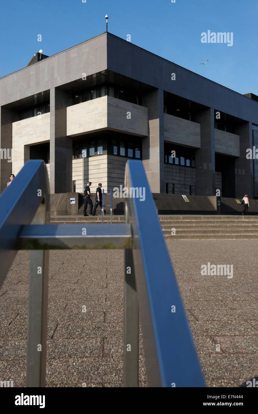 People gather on the precincts of the Sheriff Court, Glasgow Stock Photo Alamy