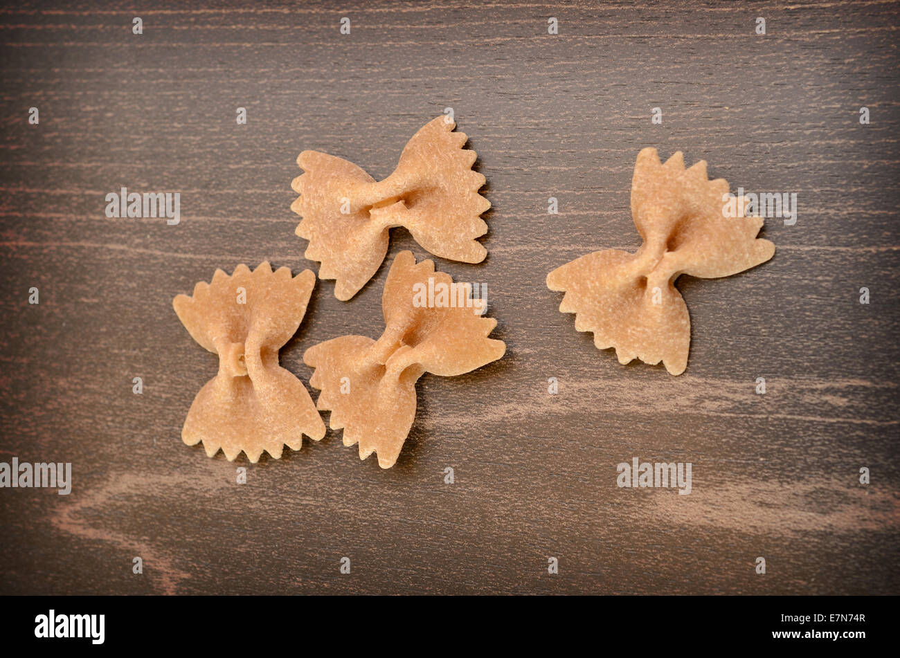 Vollkorn Farfalle auf einem dunklen Holztisch Stock Photo - Alamy