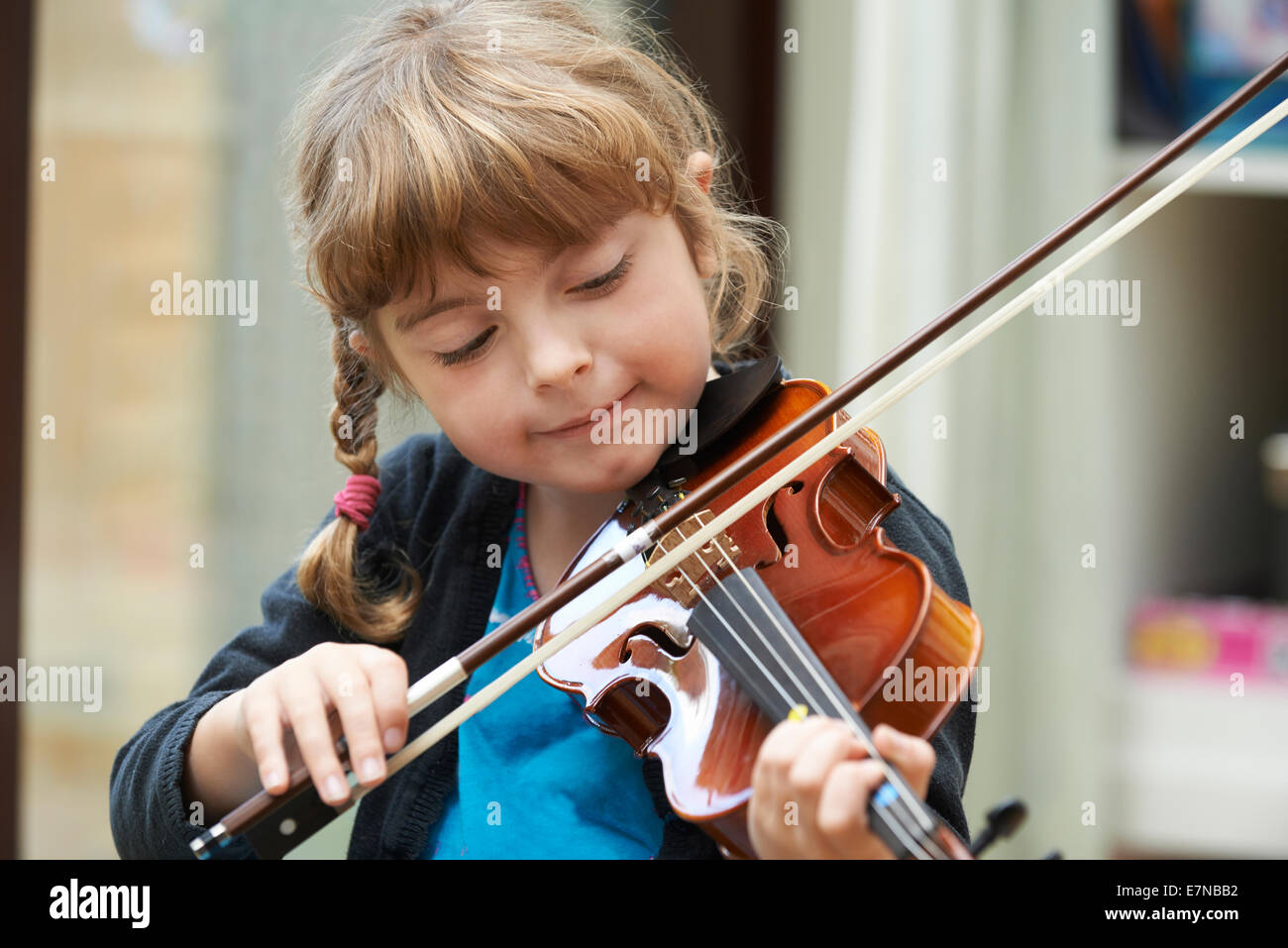 Скрипичный ребенок. Скрипка для детей. Ребенок играет на скрипке. Ребенок играющий на скрипке. Занятия скрипкой.