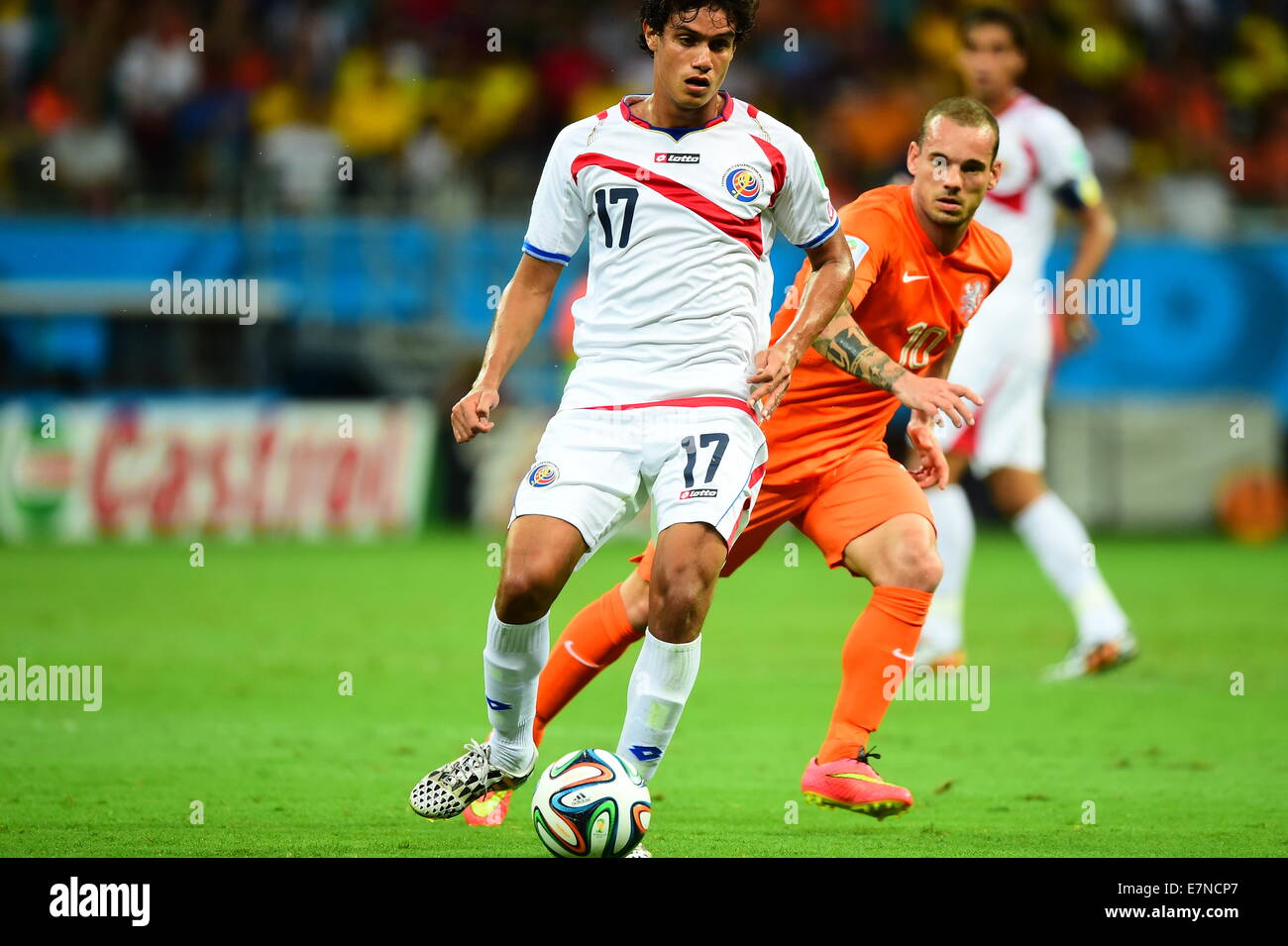 Yeltsin Tejeda of Costa Rica and Wesley Sneijder of Holland. Holland v Costa Rica FIFA World Cup Brazil 2014. Fonte Nova, Salvad Stock Photo