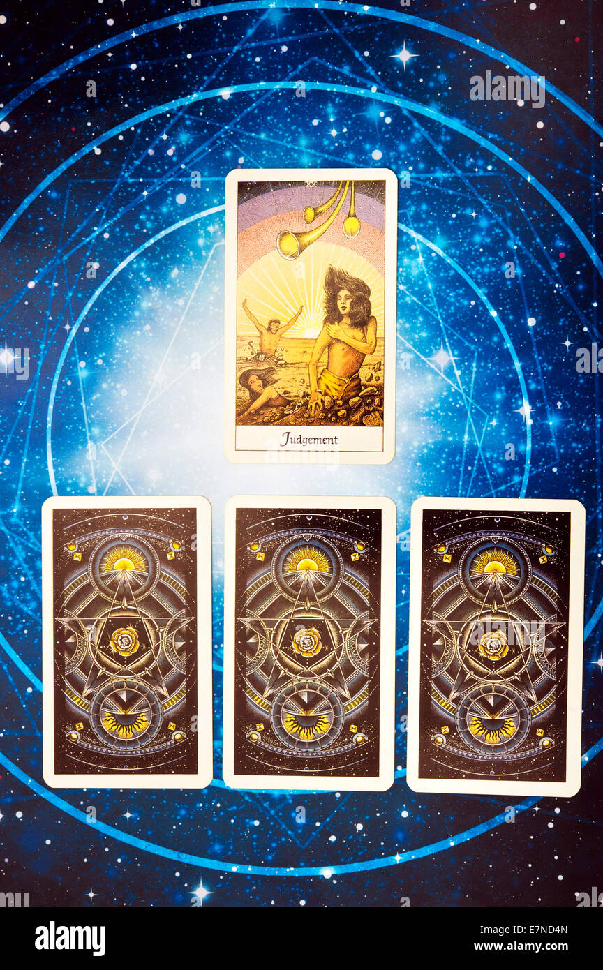 tarot cards reading Stock Photo Alamy