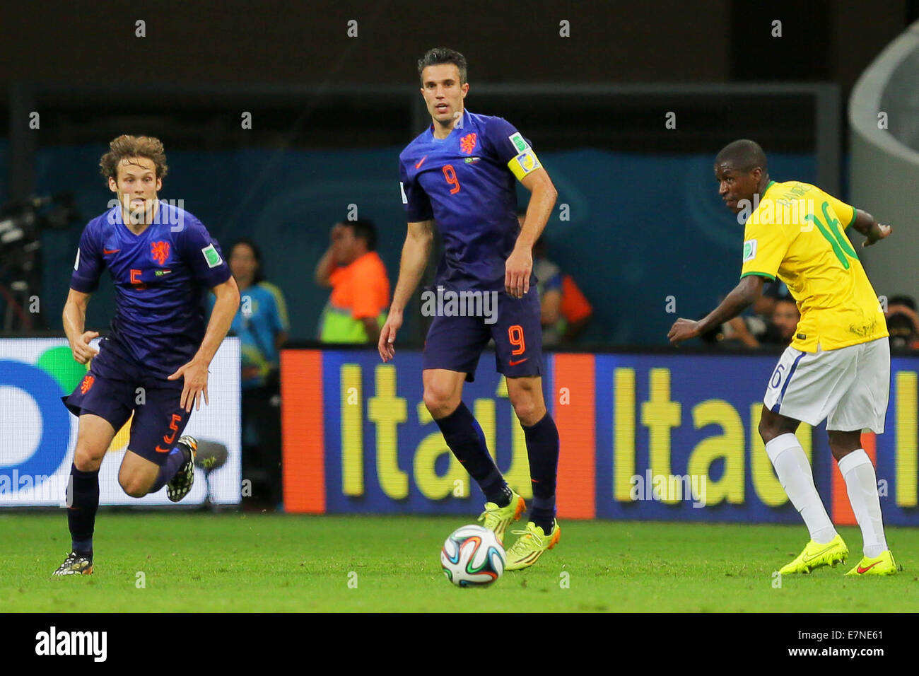 Ramires and Robin van Persie. Brazil v Holland. Play-0ff for third place. FIFA World Cup 2014 Brazil. National stadium, Brasilia Stock Photo