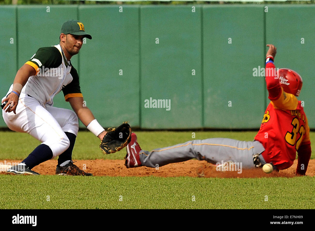 Havana. 21st Sep, 2014. Matanzas' Victor Victor Mesa (R) competes during the match of the 54th National Baseball Series against Pinar del Rio held in the Capitan San Luis Stadium in the Pinar del Rio province, 145km est of Havana, Cuba, on Sept. 21, 2014 © Joaquin Hernandez/Xinhua/Alamy Live News Stock Photo