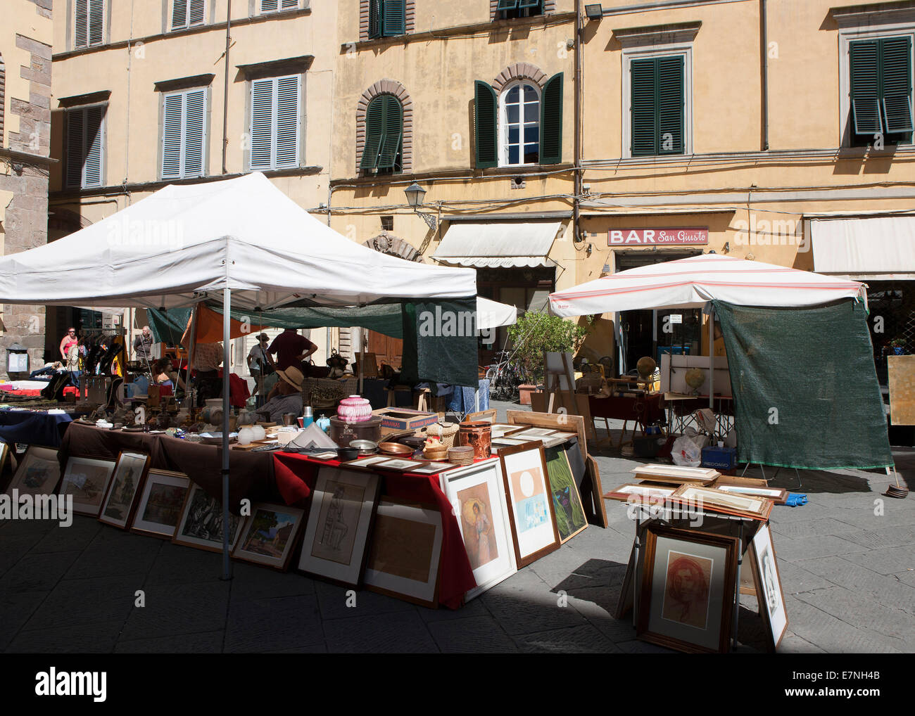 Italian street market in Lucca Tuscany Stock Photo - Alamy