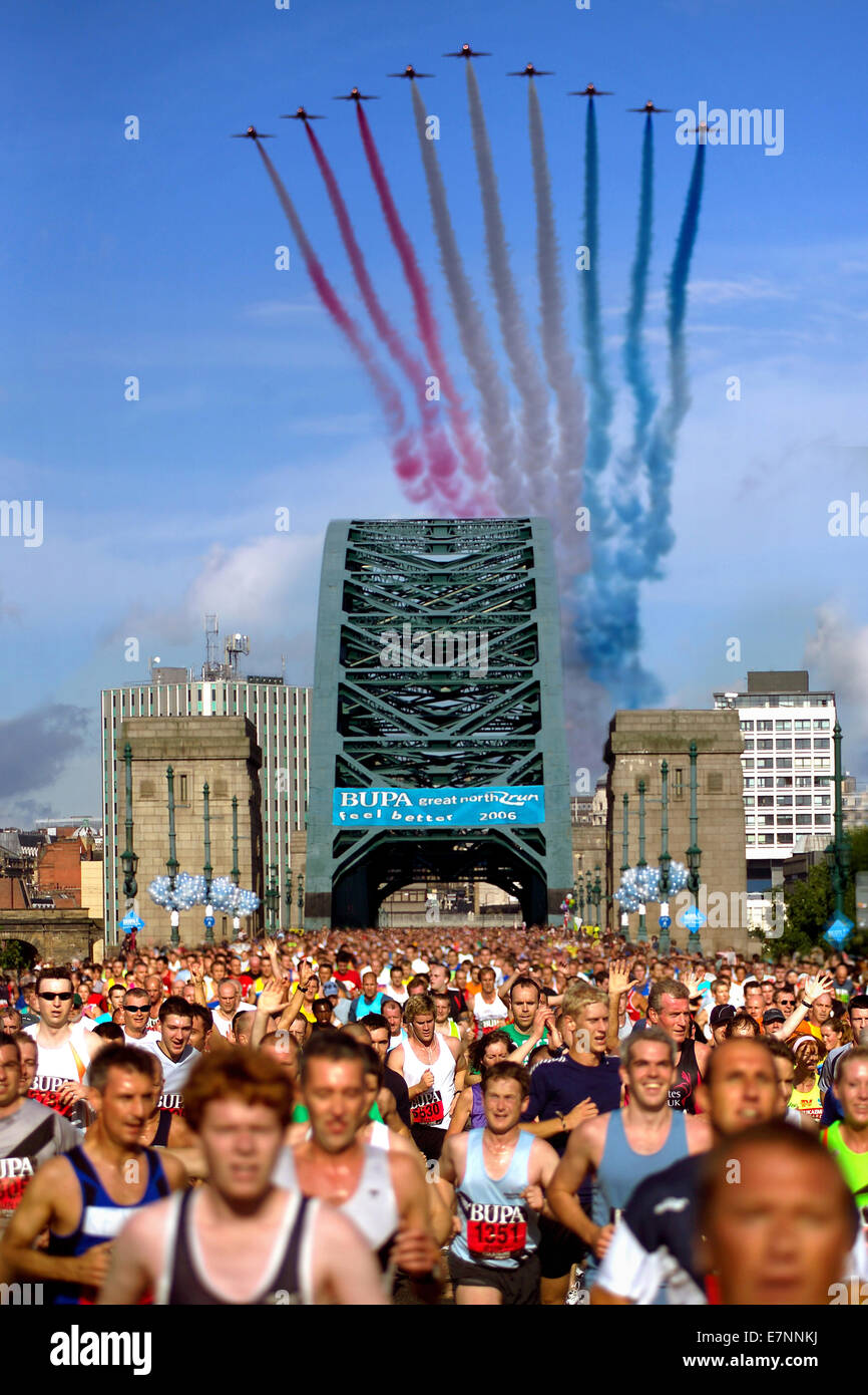 Crossing the Tyne Bridge with the Red Arrows,  Great North Run 2006, Newcastle upon Tyne, United Kingdom Stock Photo