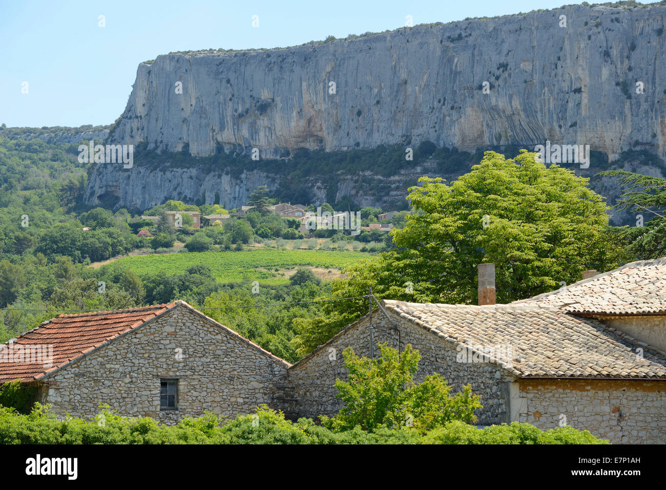 Europe, France, Provence-Alpes-Côte d'Azur, Provence, Lioux, Vaucluse, landscape, bluff, house, rocks, Stock Photo