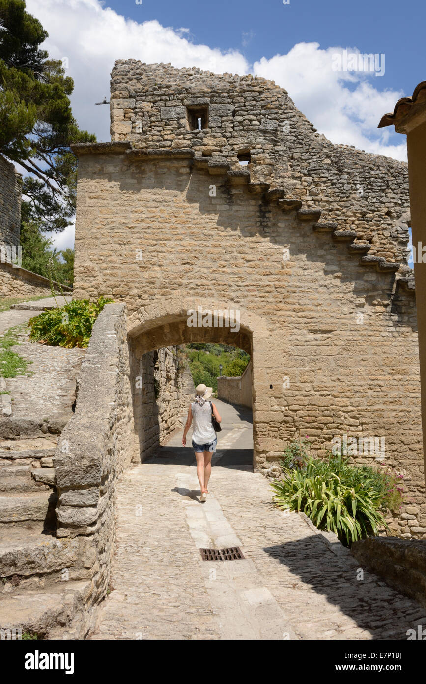 Europe, France, Provence-Alpes-Côte d'Azur, Provence, Vaucluse, department, Bonnieux, gate, woman, walk Stock Photo