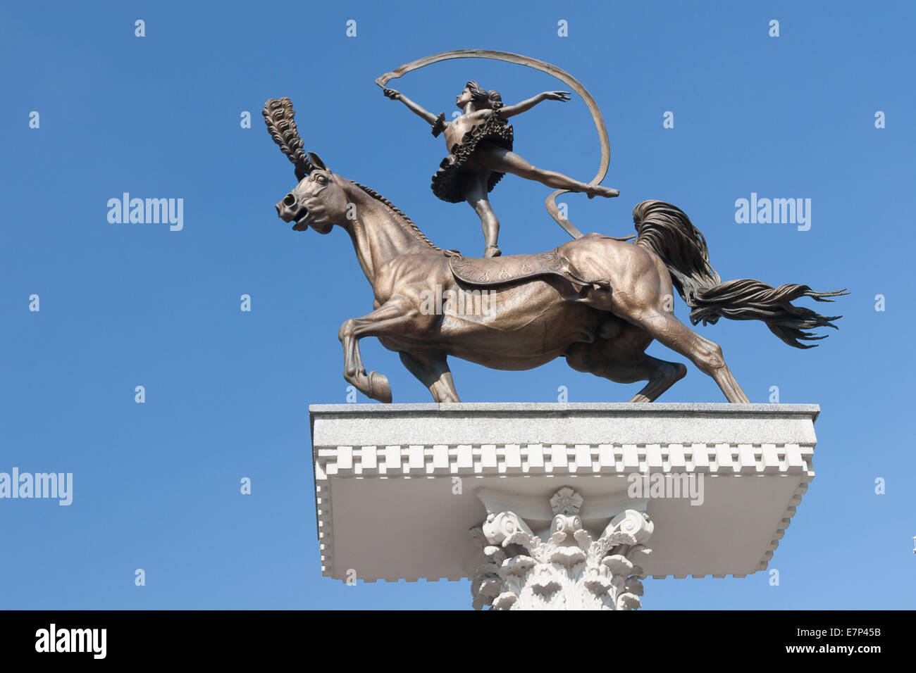 Bronze statue of woman hi-res stock photography and images - Alamy