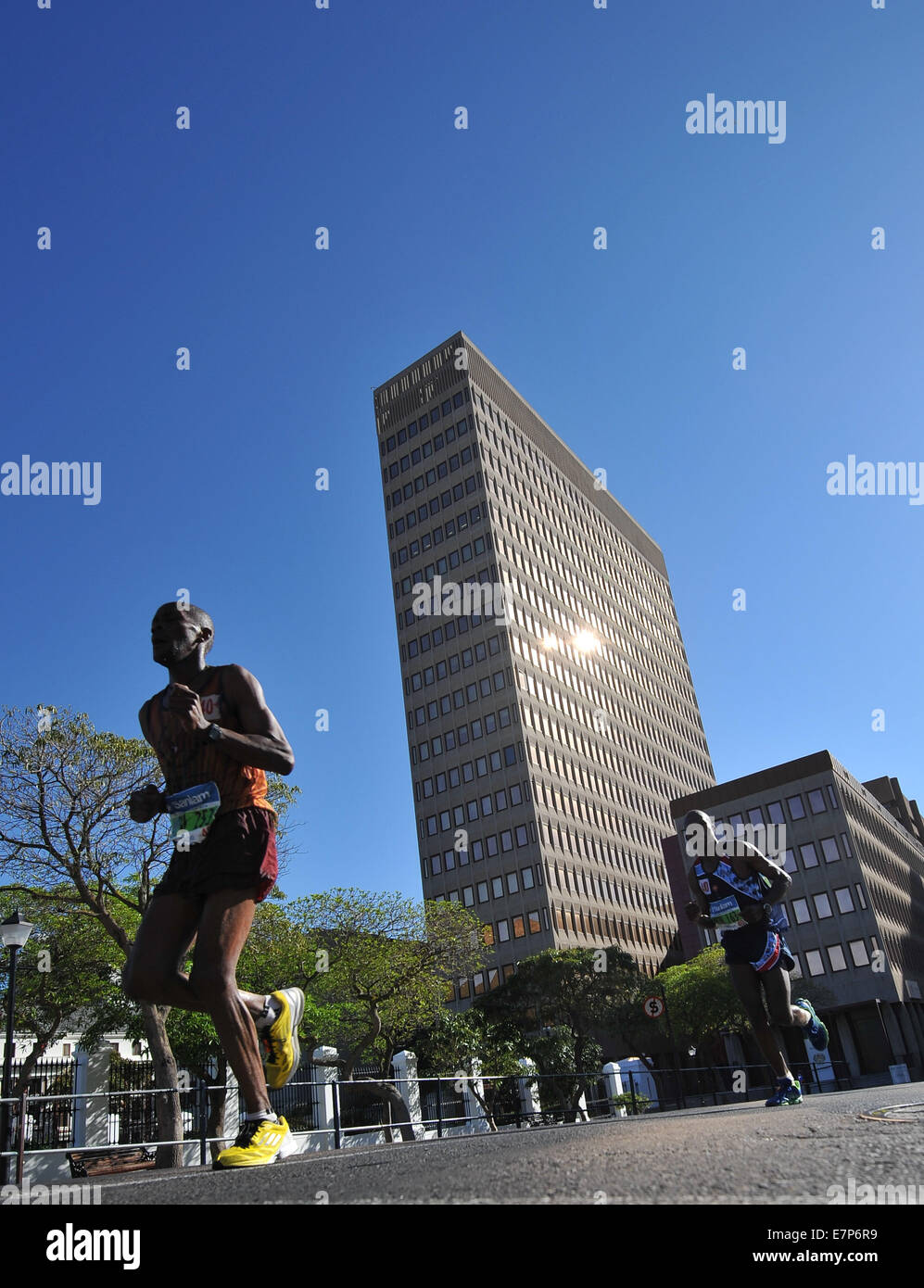 Cape Town, South Africa. 21st Sep, 2014. runners runs past 120 Plein
