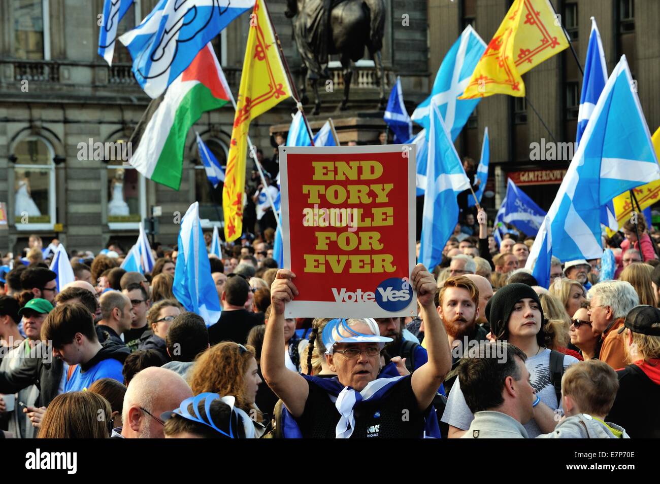 Flags flying George Square, Glasgow for pro-independence rally prior to ...