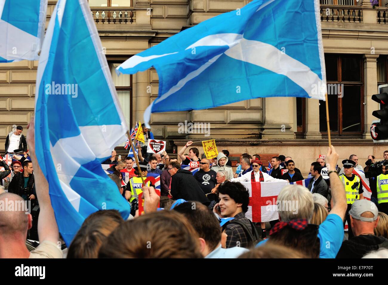 Crowds gather in George Square for pro-independence rally. Protest by Unionists/Loyalists leading to stand off. Stock Photo