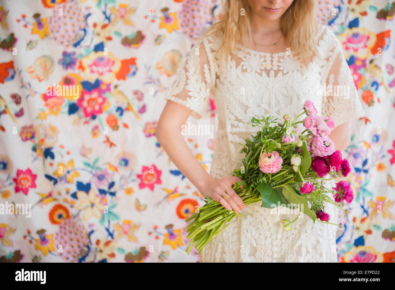 Young woman holding bouquet Stock Photo - Alamy