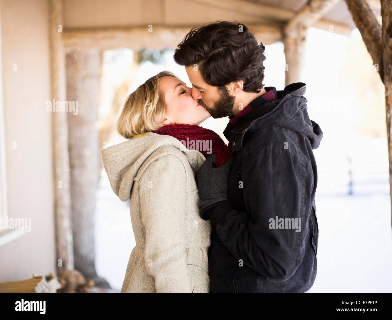 Couple kissing outside building hi-res stock photography and images - Alamy
