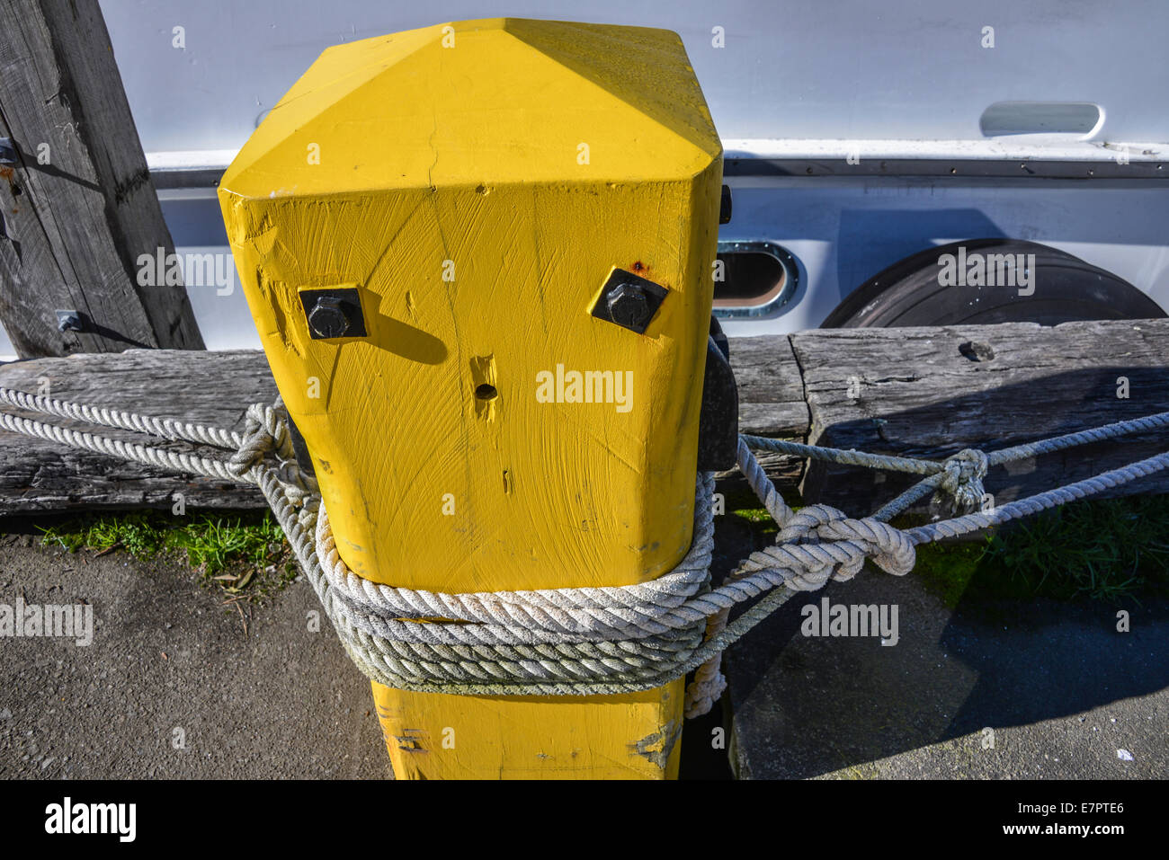 rope bollard on dock cleat Stock Photo Alamy