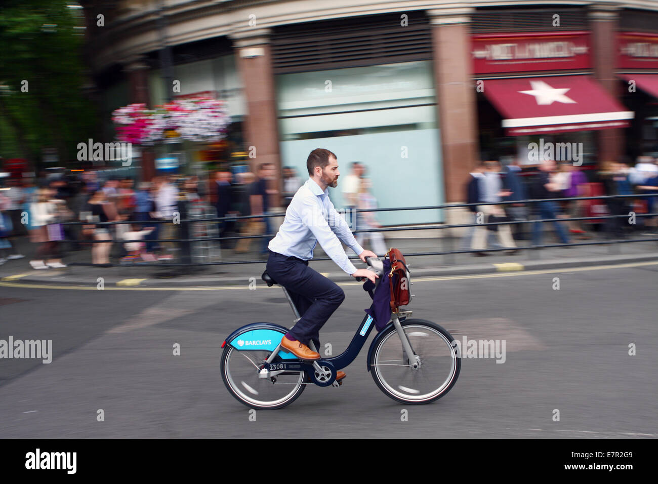 A cyclist riding around the roundabout at Trafalgar Square Stock Photo ...