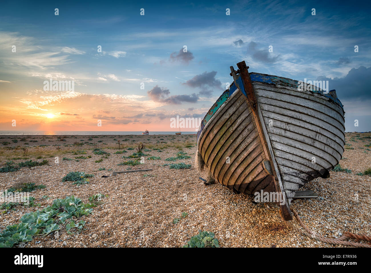 Beach boat sunset hi-res stock photography and images - Alamy