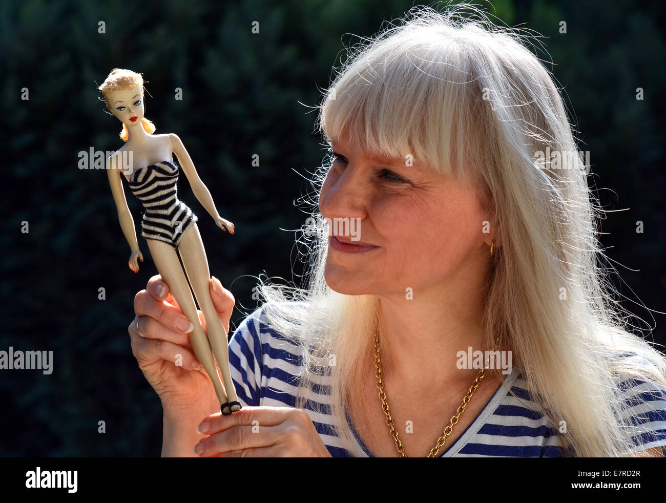 Correspondent Analytisch hoe te gebruiken Duesseldorf, Germany. 12th Sep, 2014. dpa-Exclusive - The Barbie doll  collector Bettina Dorfmann poses with an original 'Ponytail' Barbie from  1959 in the garden of her house in Duesseldorf, Germany, 12 September