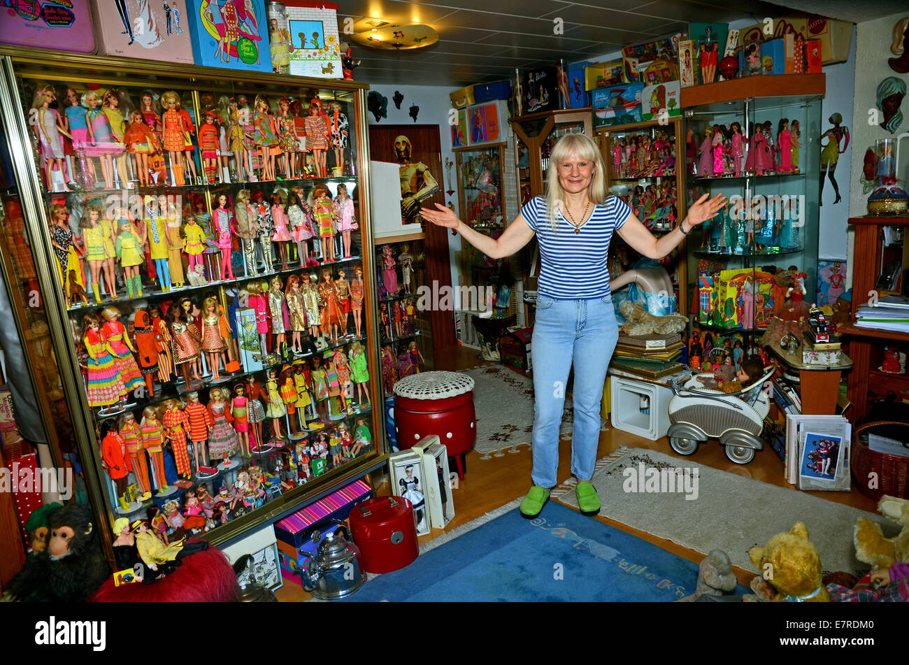 fictie tactiek Terminologie Duesseldorf, Germany. 12th Sep, 2014. dpa-Exclusive - The Barbie doll  collector Bettina Dorfmann poses before her Barbie collection in her house  in Duesseldorf, Germany, 12 September 2014. With around 15,000 Barbies, she