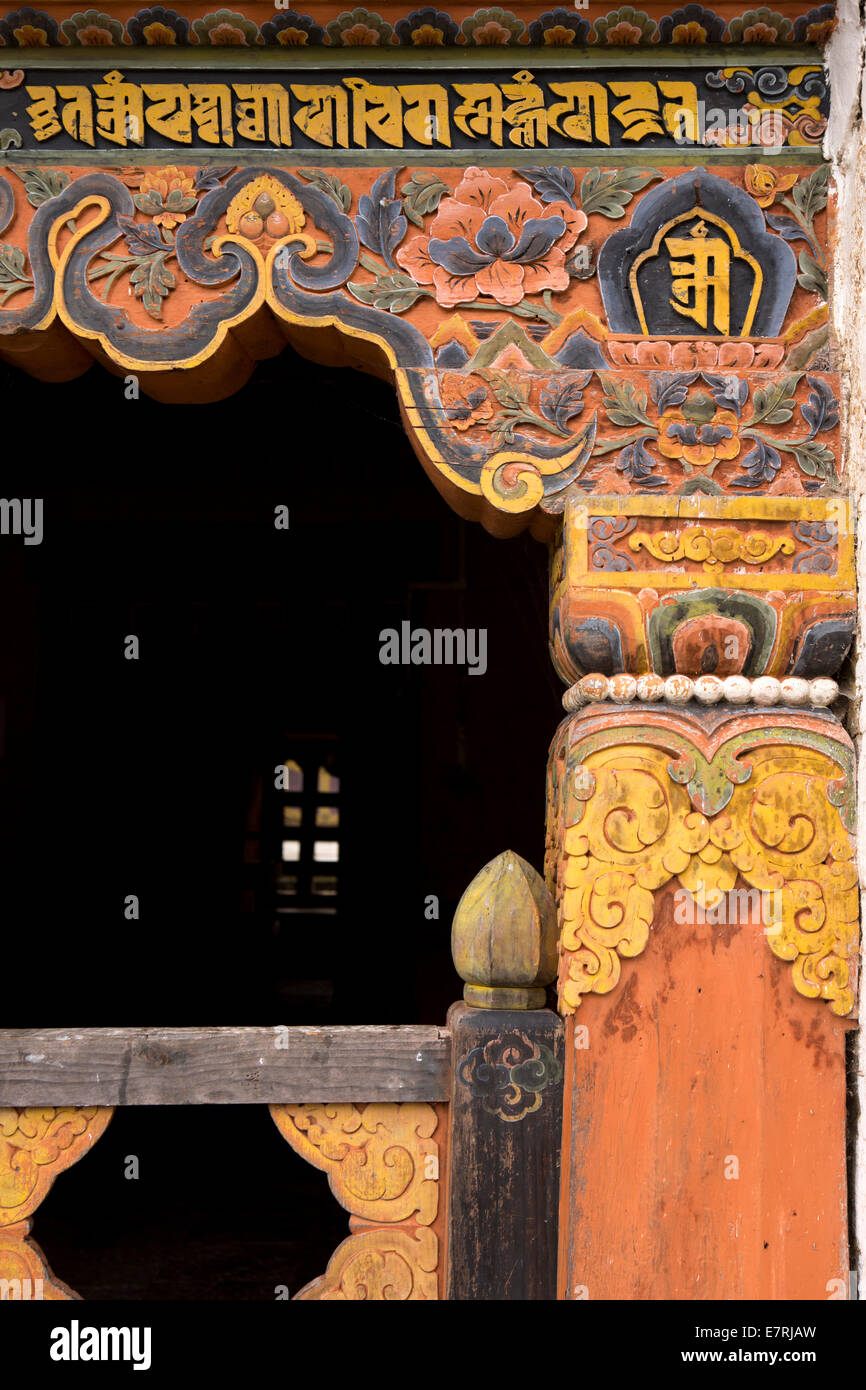 Eastern Bhutan, Trashi Yangtse, old Dongdi Dzong, decorated painted wooden pillar Stock Photo