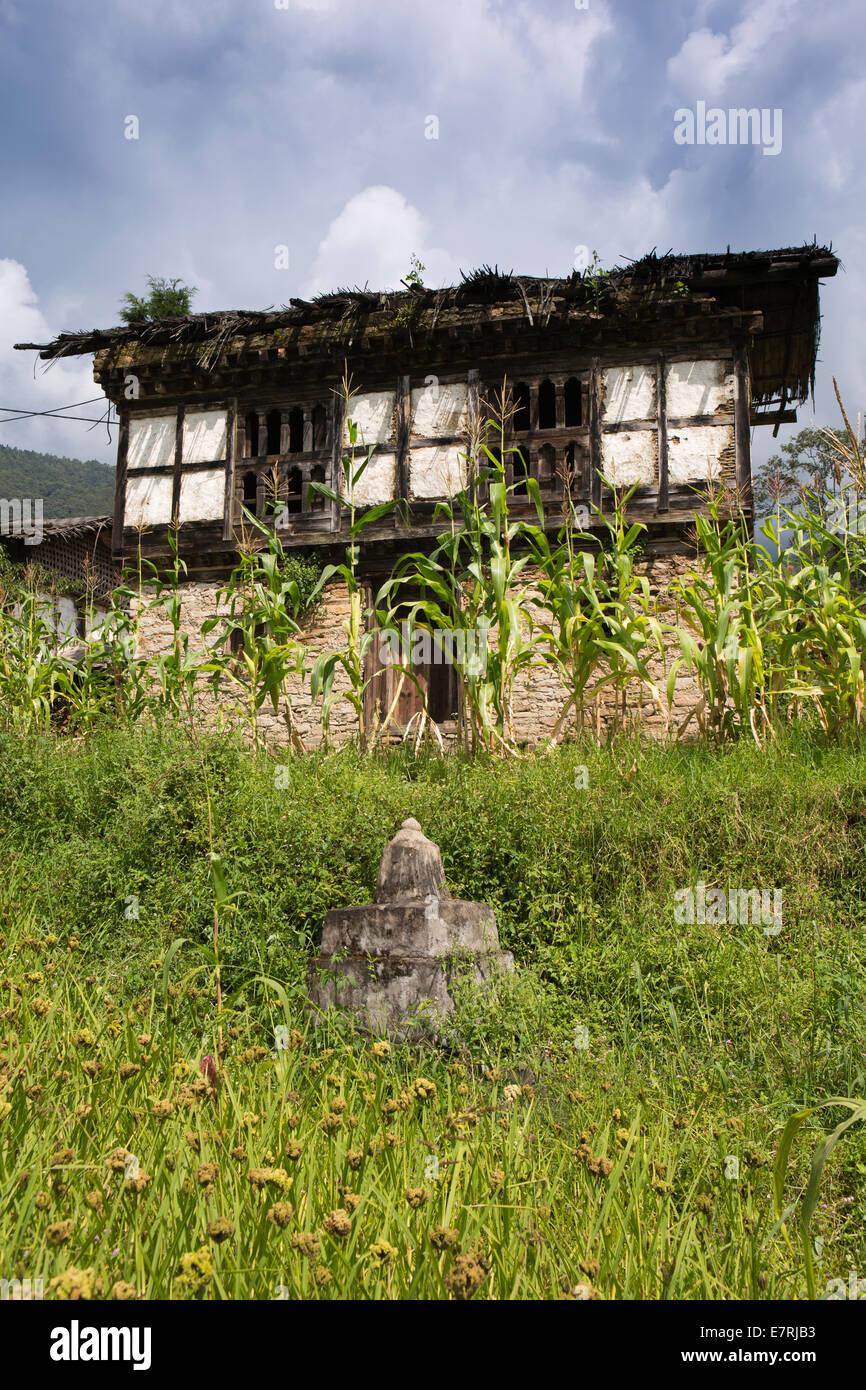 Bh2472Eastern Bhutan, Trashi Yangtse, traditional farmhouse in millet field above Trashiyangtse valley Stock Photo