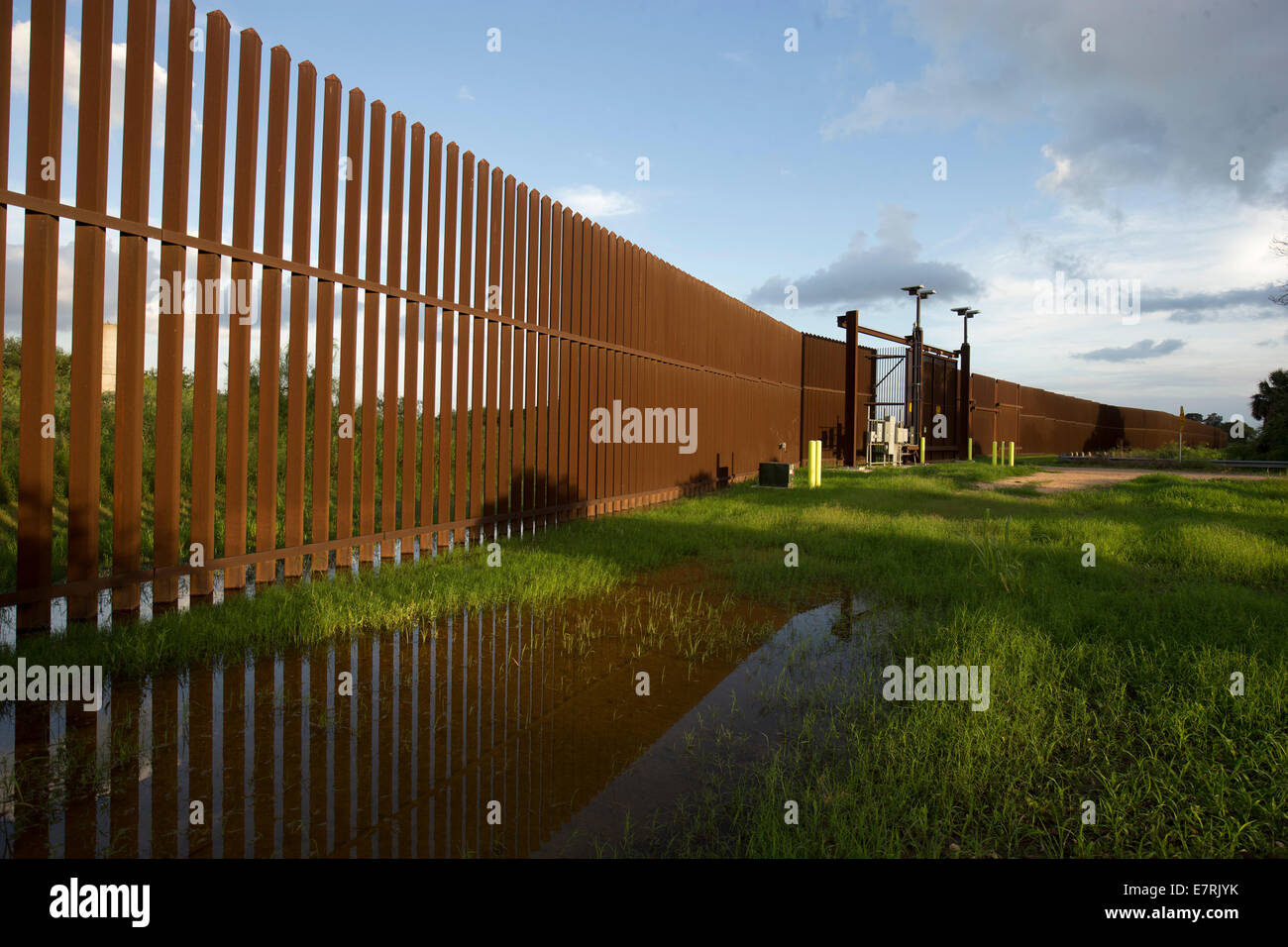 Brownsville texas border fence hires stock photography and images Alamy