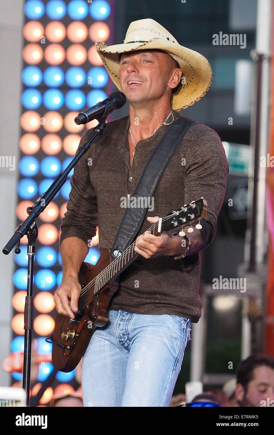 New York, NY, USA. 23rd Sep, 2014. Kenny Chesney on stage for NBC TODAY SHOW Concert with Kenny Chesney, Rockefeller Plaza, New York, NY September 23, 2014. Credit:  Lee/Everett Collection/Alamy Live News Stock Photo