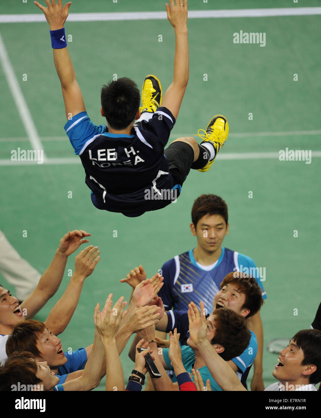 Incheon, South Korea. 23rd Sep, 2014. South Korean teammates throw Lee