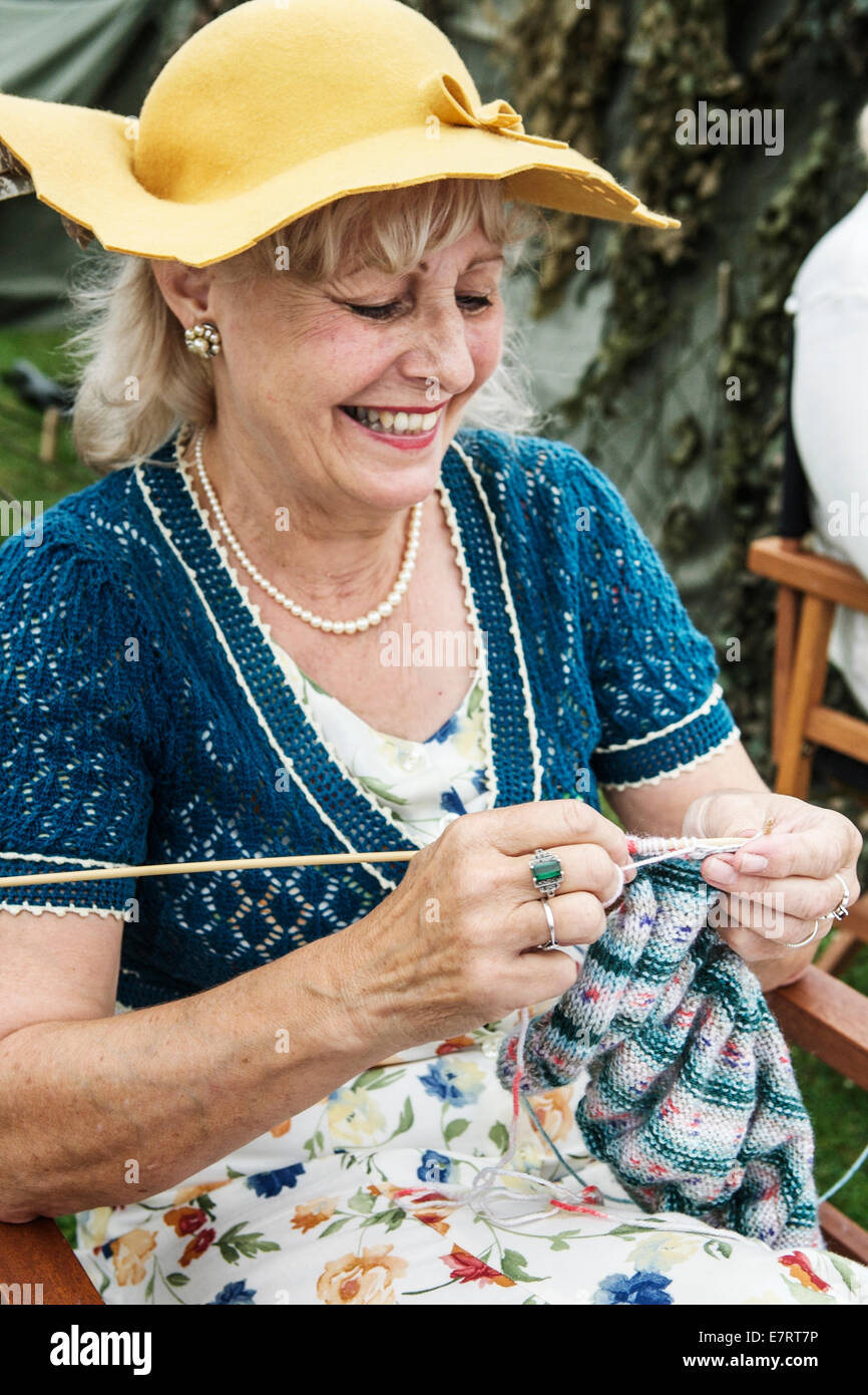 Knitting senior elderly woman Stock Photo Alamy