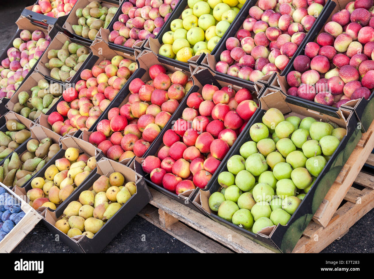 Яблоки купить рынок. Яблоки на рынке. Яблочный рынок. Яблоки на базаре. Рынок с фруктами с яблоками.