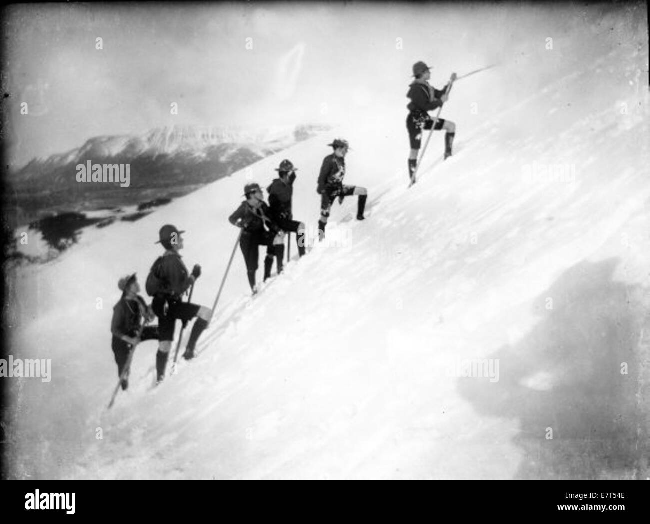 Skátar klífa fjall um vetur. 1925-1935 Stock Photo - Alamy
