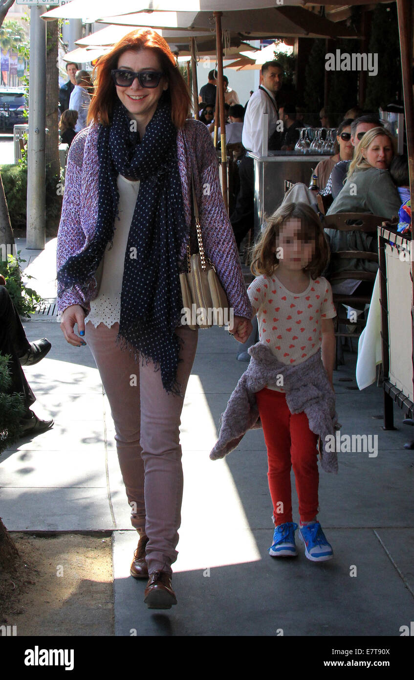 Alyson Hannigan and her daughter Satyana have lunch together at Il(01)