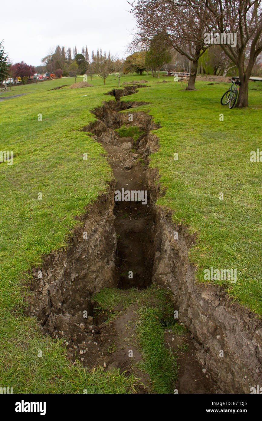Earthquake crack hi-res stock photography and images - Alamy