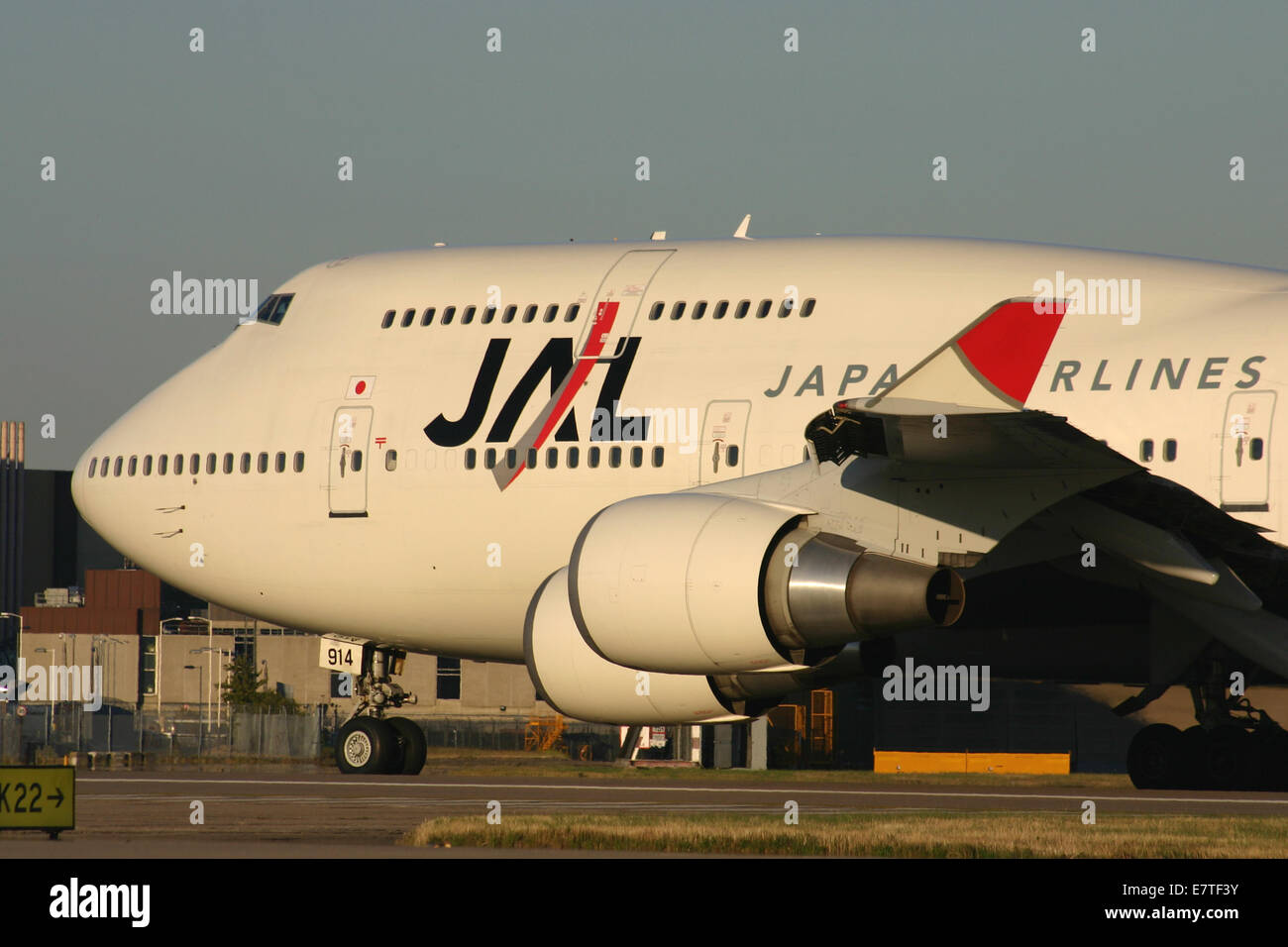 JA8071 Japan Airlines Boeing 747-446 Photo by PROMPONG J