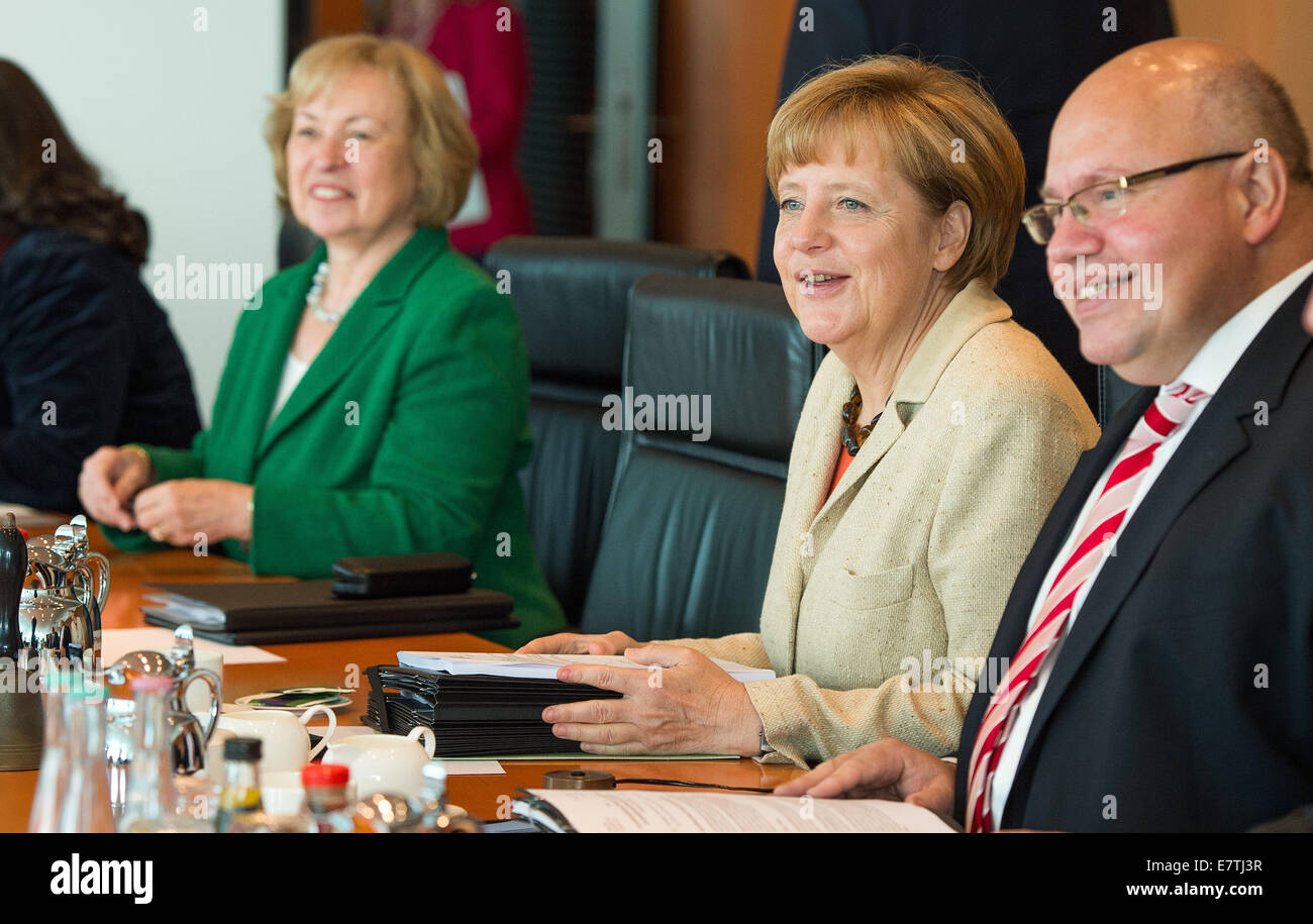 Berlin, Germany. 24th Sep, 2014. German Chancellor Angela Merkel (C ...