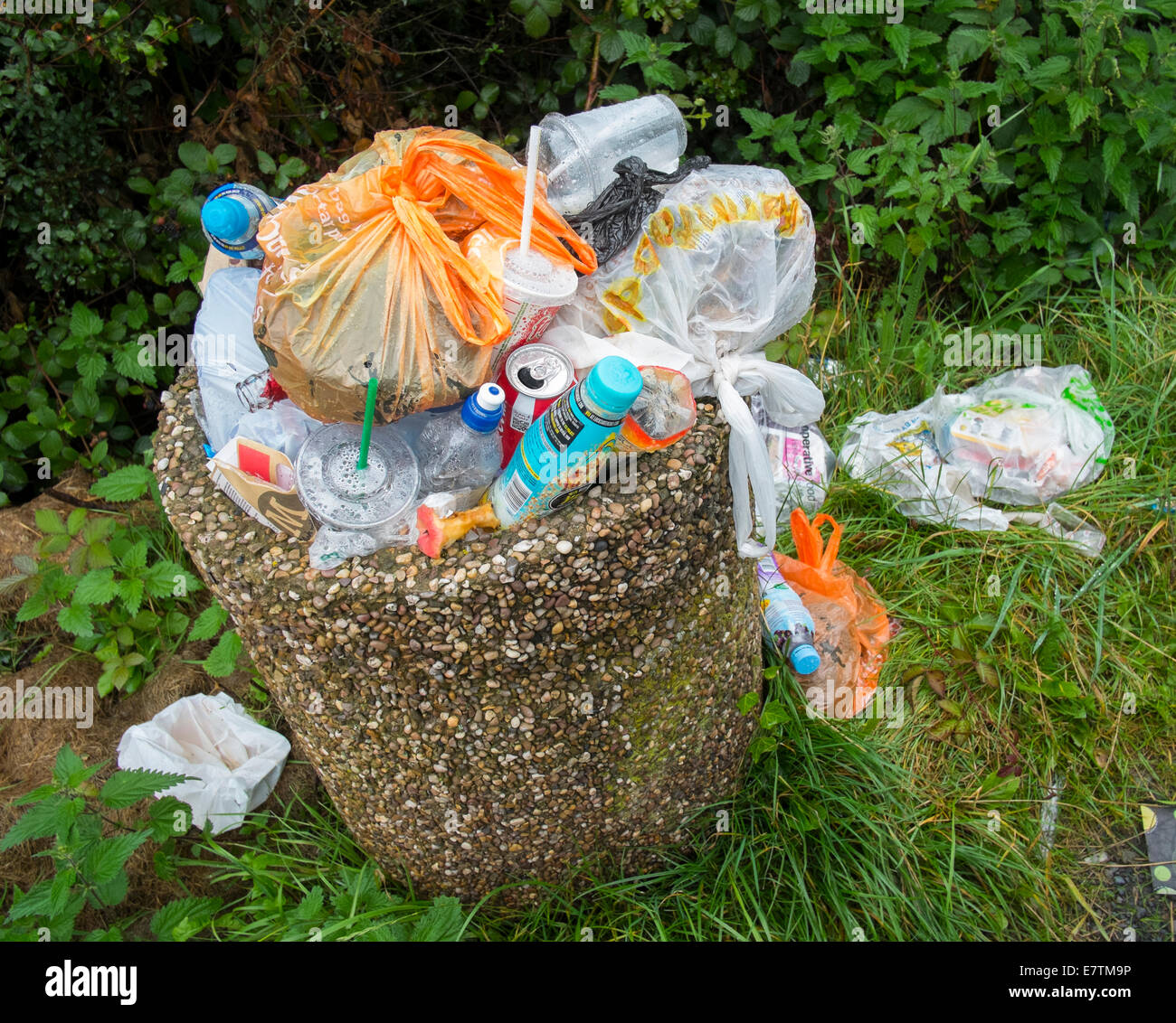 Overflowing garbage cans hires stock photography and images Alamy