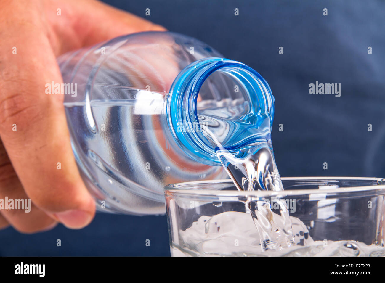 Наливают воду звук. Вода из бутылки. Открытая бутылка воды. Пластиковый стаканчик с водой. Вода в бутылке открытой.