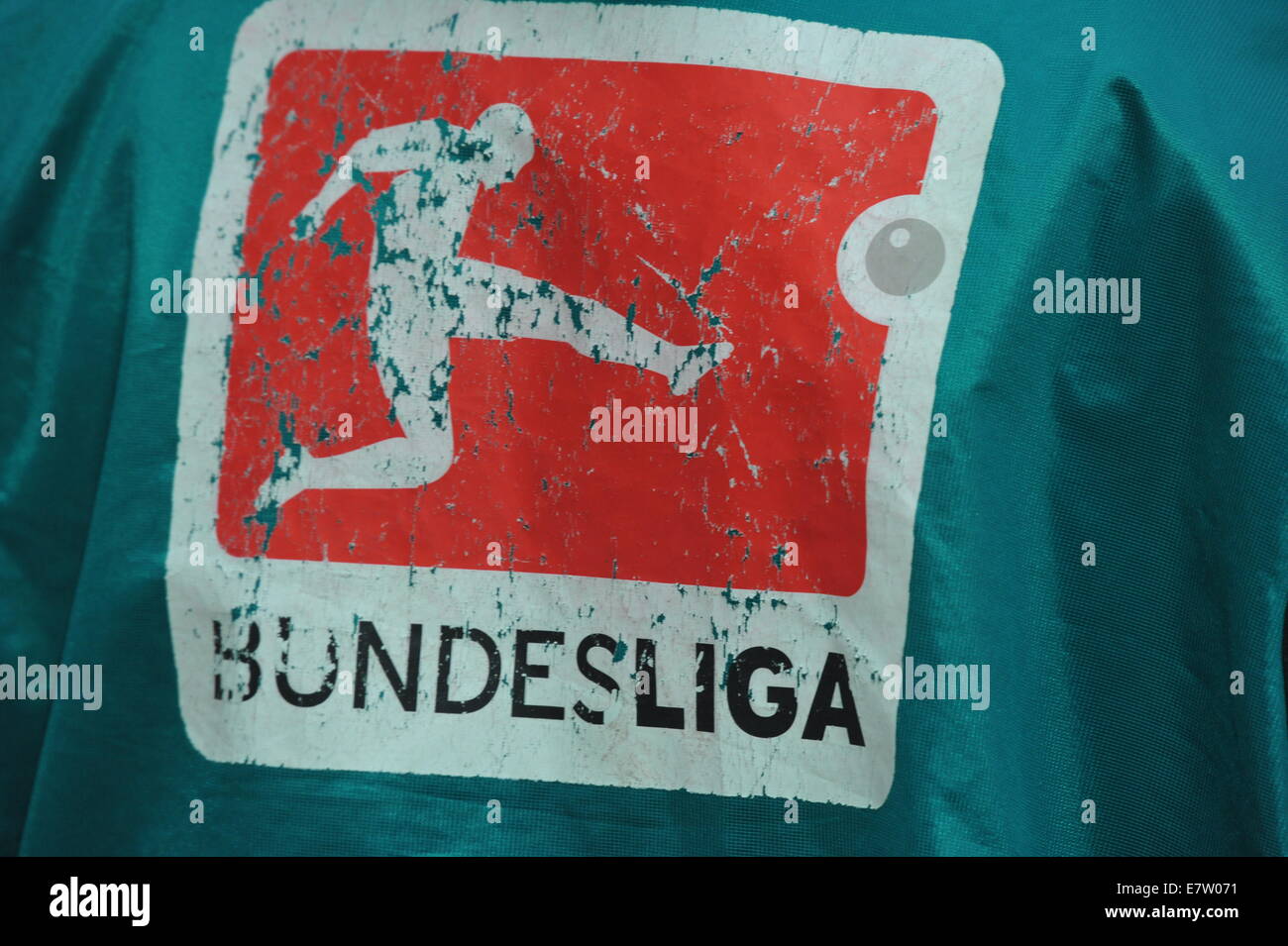 Bundesliga-Logo auf Fotoreporter-Weste, Millerntor-Stadion, Hamburg, Deutschland. Stock Photo